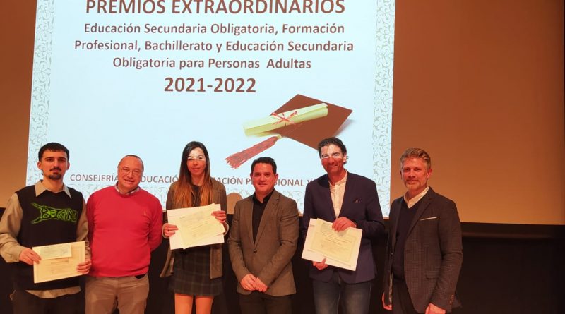 Nuestros alumnos Ana Fernández Martínez y Jesús González Abril, galardonados con el Premio Extraordinario de Formación Profesional y el Premio Extraordinario de Bachillerato
